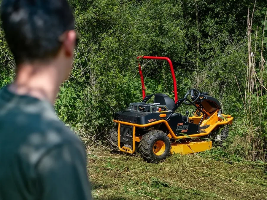 Fernbedienbarer Rasenmäher: Komfort und Sicherheit am steilen HangFernbedienbarer Rasenmäher: Komfort und Sicherheit am steilen Hang Fernbedienbarer Rasenmäher